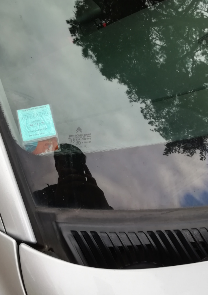 Pare-brise de voiture avec marquage de qualité, entretenu par les experts en vitrage automobile de Glasscare