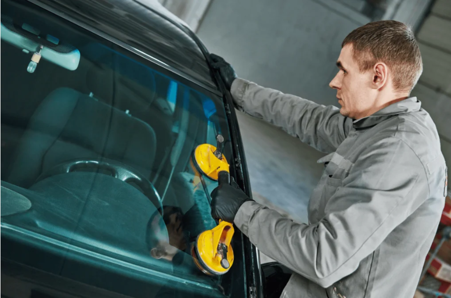 Conseils d'entretien Glasscare pour un pare-brise impeccable : nettoyage doux, vérification des essuie-glaces et importance de la visibilité pour une conduite sécurisée.