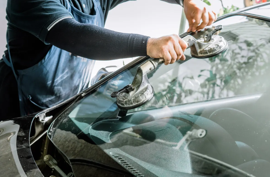 Réparation de pare-brise automobile, spécialiste certifié.